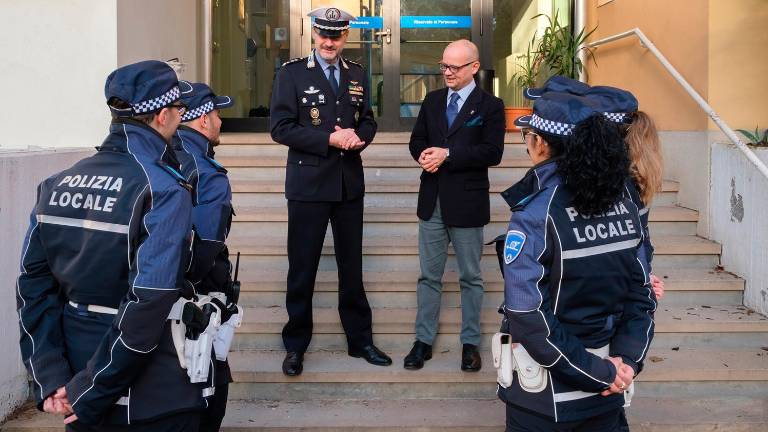 Il comandante Piselli e l’assessore Ferrini con alcuni agenti Il comandante Piselli e l’assessore Ferrini con alcuni agenti