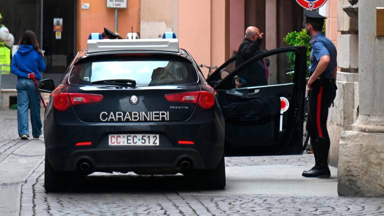 L’auto dei carabinieri ieri in corso Diaz chiamata dai testimoni della violenta discussione (foto Fabio Blaco) L’auto dei carabinieri ieri in corso Diaz chiamata dai testimoni della violenta discussione (foto Fabio Blaco)