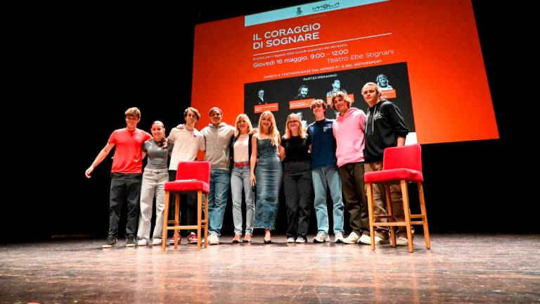 Imola, la Formula 1 è arrivata inaugurata la nuova Fanzone, paddock in piena attività e chiavi della città a Domenicali GALLERY Imola, la Formula 1 è arrivata inaugurata la nuova Fanzone, paddock in piena attività e chiavi della città a Domenicali GALLERY
