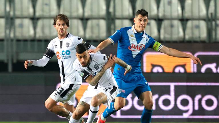 Dimitri Bisoli nello scorso Brescia-Cesena contro Adamo e Antonucci Dimitri Bisoli nello scorso Brescia-Cesena contro Adamo e Antonucci