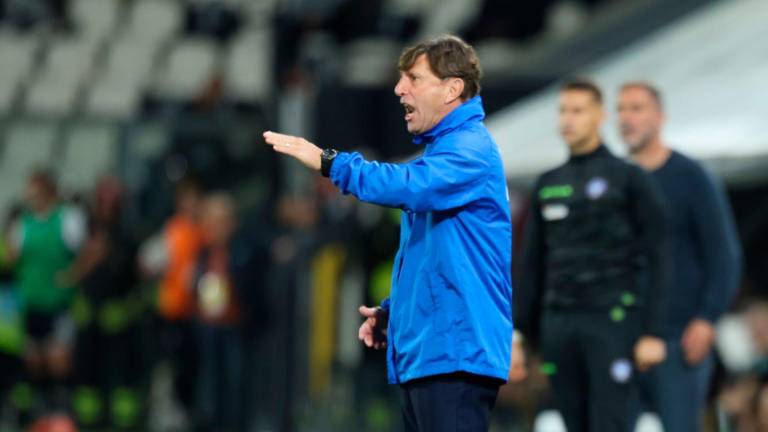Michele Mignani dà istruzioni alla squadra nel match del Picco Michele Mignani dà istruzioni alla squadra nel match del Picco