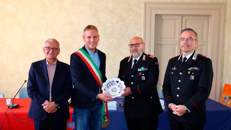 L’omaggio del sindaco Della Godenza al maresciallo Voccia (foto Monti) L’omaggio del sindaco Della Godenza al maresciallo Voccia (foto Monti)