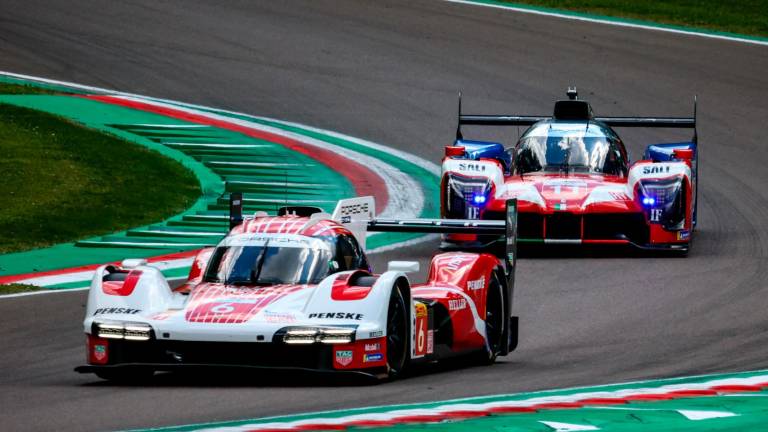 Imola, la Ferrari in pole scalda un pubblico di appassionati veri che hanno riempito pit lane e tribune GALLERY Imola, la Ferrari in pole scalda un pubblico di appassionati veri che hanno riempito pit lane e tribune GALLERY