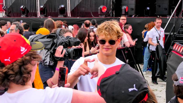 Imola, la Formula 1 è arrivata inaugurata la nuova Fanzone, paddock in piena attività e chiavi della città a Domenicali GALLERY Imola, la Formula 1 è arrivata inaugurata la nuova Fanzone, paddock in piena attività e chiavi della città a Domenicali GALLERY