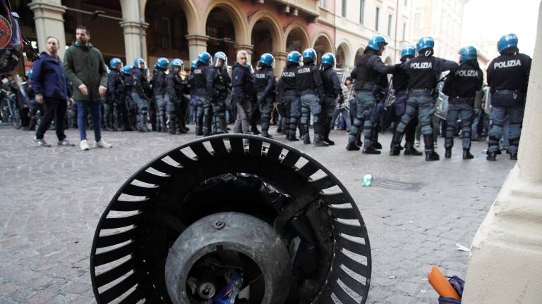 Università. Scontri a Bologna tra collettivi e polizia all’inaugurazione dell’anno accademico VIDEO GALLERY Università. Scontri a Bologna tra collettivi e polizia all’inaugurazione dell’anno accademico VIDEO GALLERY