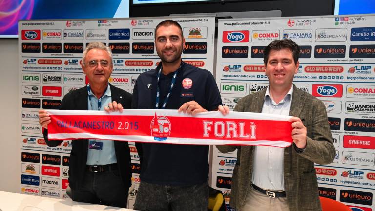 Pietro Aradori con il presidente Giancarlo Nicosanti nel corso della conferenza stampa di ieri Pietro Aradori con il presidente Giancarlo Nicosanti nel corso della conferenza stampa di ieri