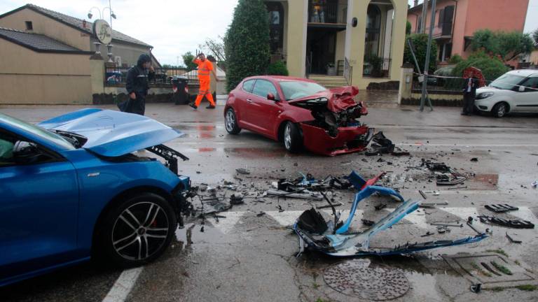 Il violento impatto avvenuto a Camerlona (foto Massimo Fiorentini) Il violento impatto avvenuto a Camerlona (foto Massimo Fiorentini)