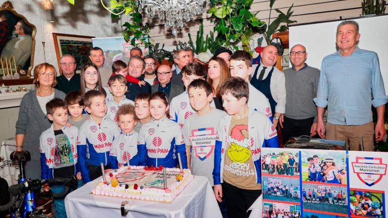 Staff dirigenziale, tecnico e i giovani ciclisti della Massese-Minipan Staff dirigenziale, tecnico e i giovani ciclisti della Massese-Minipan