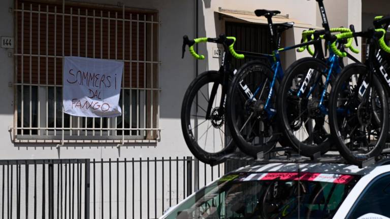 Giro d’Italia a Forlì, “Grazie a tutti per l’aiuto”, “Sommersi dal fango”: i tifosi non dimenticano l’alluvione VIDEO GALLERY Giro d’Italia a Forlì, “Grazie a tutti per l’aiuto”, “Sommersi dal fango”: i tifosi non dimenticano l’alluvione VIDEO GALLERY