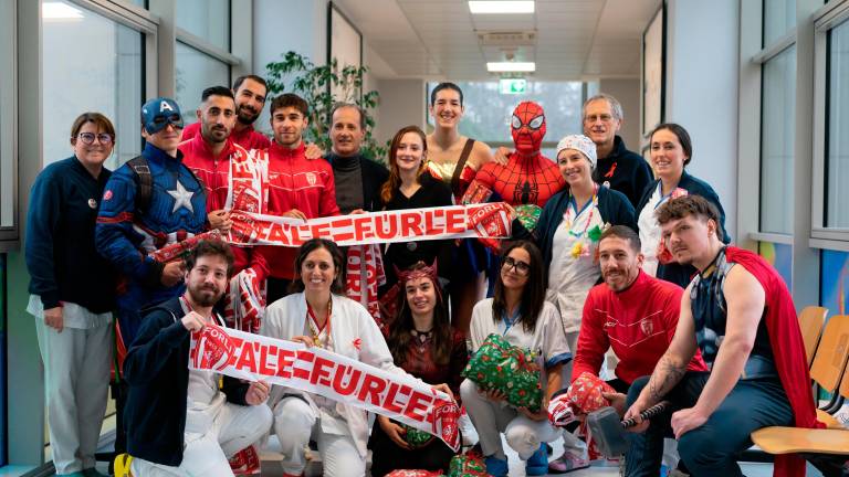 Una delegazione del Forlì in visita alla Pediatria del Morgagni-Pierantoni Una delegazione del Forlì in visita alla Pediatria del Morgagni-Pierantoni