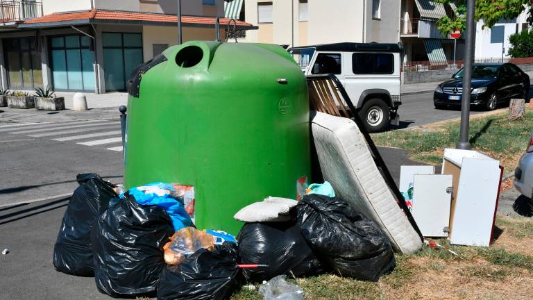 Spesso i rifiuti vengono abbandonati vicino alle campane del vetro foto fabio blaco Spesso i rifiuti vengono abbandonati vicino alle campane del vetro foto fabio blaco