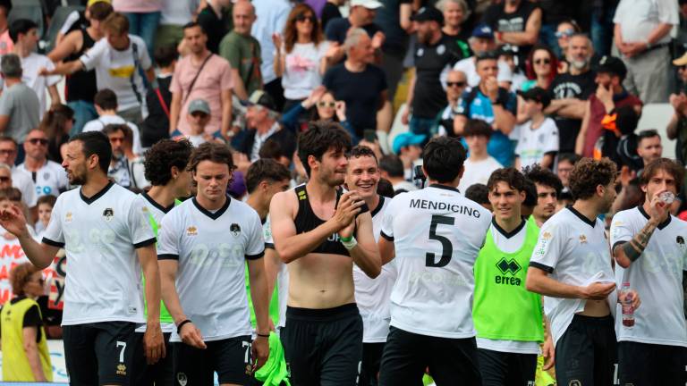 I giocatori del Cesena celebrano con un giro di campo la vittoria sul Palermo in occasione di quella che è stata l’ultima gara di campionato 2024-2025 giocata al Manuzzi I giocatori del Cesena celebrano con un giro di campo la vittoria sul Palermo in occasione di quella che è stata l’ultima gara di campionato 2024-2025 giocata al Manuzzi