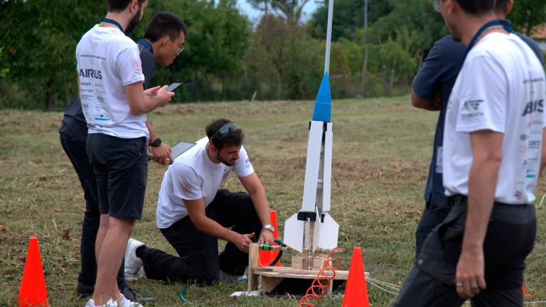 Forlì, sfida tra studenti per il lancio di razzi ad acqua VIDEO Forlì, sfida tra studenti per il lancio di razzi ad acqua VIDEO