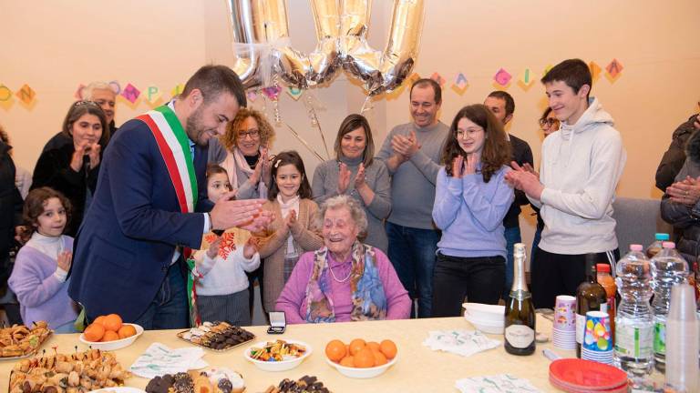 Imola, i 100 anni di nonna Giulia: “Il segreto? Lavorare tanto” Imola, i 100 anni di nonna Giulia: “Il segreto? Lavorare tanto”