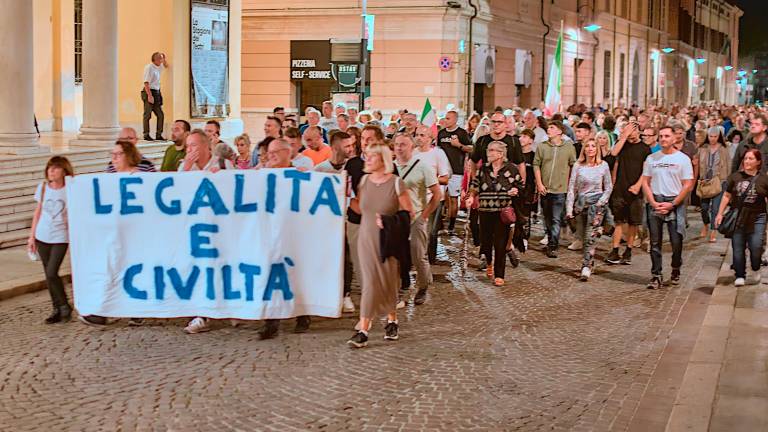 Ravenna, circa 400 partecipanti alla camminata silenziosa per la sicurezza: gli antagonisti contestano con cori e pistole ad acqua - Gallery Ravenna, circa 400 partecipanti alla camminata silenziosa per la sicurezza: gli antagonisti contestano con cori e pistole ad acqua - Gallery