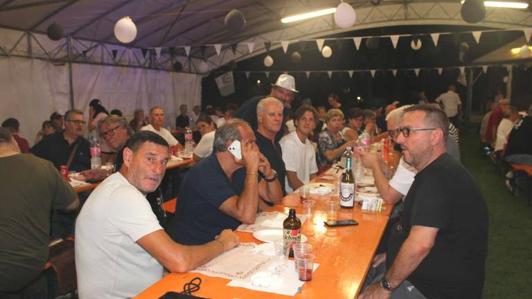 Longiano, in 200 alla festa del Cesena club creato dal prete tifoso: tra gli invitati anche Berti e Ciervo Longiano, in 200 alla festa del Cesena club creato dal prete tifoso: tra gli invitati anche Berti e Ciervo