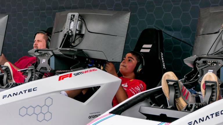 Imola, la Formula 1 è arrivata inaugurata la nuova Fanzone, paddock in piena attività e chiavi della città a Domenicali GALLERY Imola, la Formula 1 è arrivata inaugurata la nuova Fanzone, paddock in piena attività e chiavi della città a Domenicali GALLERY