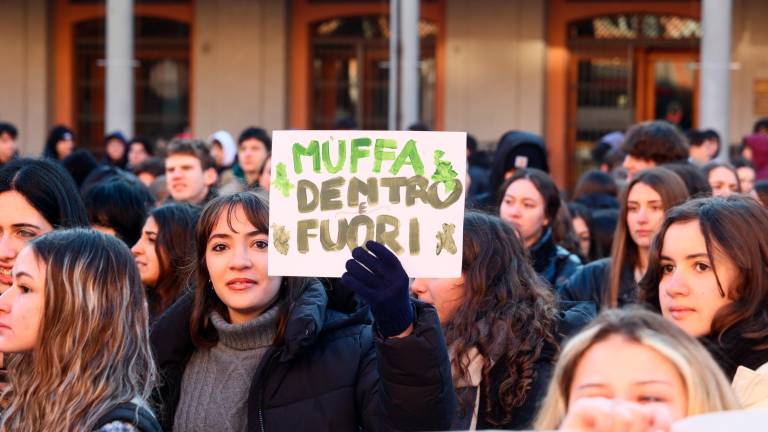 Imola, gli studenti in piazza: “Ci servono più aule, non più bombe” VIDEO GALLERY Imola, gli studenti in piazza: “Ci servono più aule, non più bombe” VIDEO GALLERY