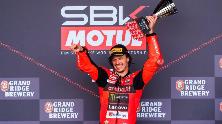 Superbike, Bulega domina al debutto Superbike, Bulega domina al debutto
