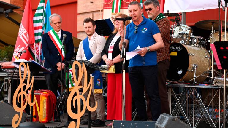 Forlì, festa del lavoro in piazza Saffi: obiettivo sicurezza FOTOGALLERY Forlì, festa del lavoro in piazza Saffi: obiettivo sicurezza FOTOGALLERY