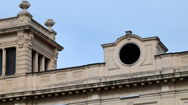 La facciata della stazione senza orologio La facciata della stazione senza orologio