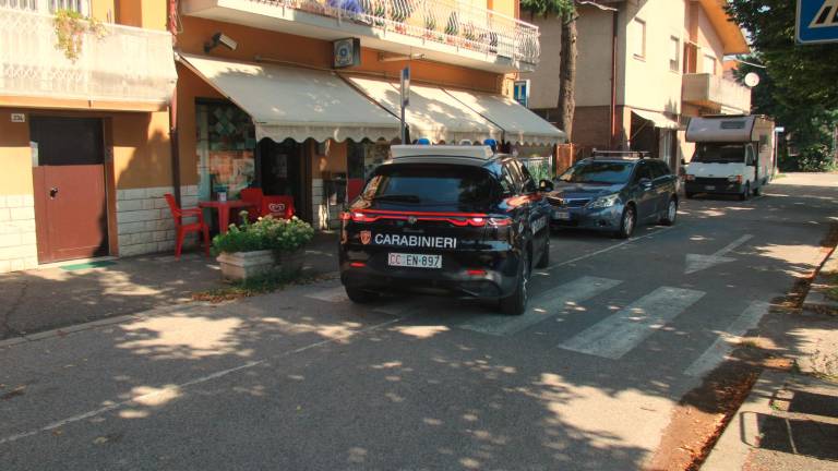 Ravenna. Rapina dal tabaccaio con un cutter, poi fugge in scooter Ravenna. Rapina dal tabaccaio con un cutter, poi fugge in scooter