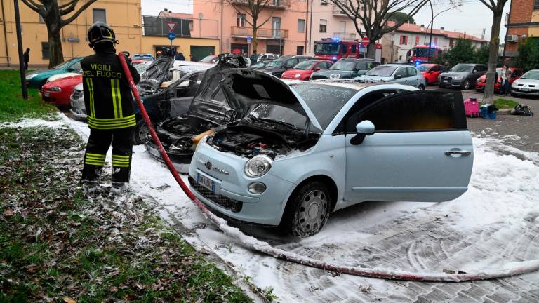 Forlì. Auto va a fuoco e ne danneggia altre tre, ferita una donna portata in ospedale. Indaga la polizia Forlì. Auto va a fuoco e ne danneggia altre tre, ferita una donna portata in ospedale. Indaga la polizia