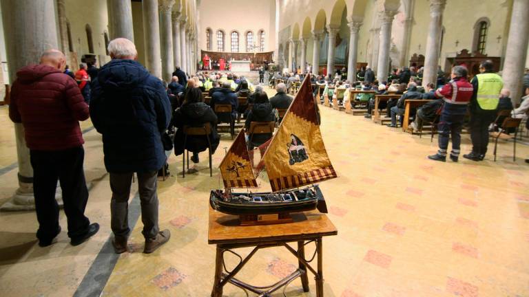 Ravenna. Basilica di San Francesco affollata per la messa per Santa Barbara, patrona dei vigili del fuoco. Il dono dei bambini Ravenna. Basilica di San Francesco affollata per la messa per Santa Barbara, patrona dei vigili del fuoco. Il dono dei bambini
