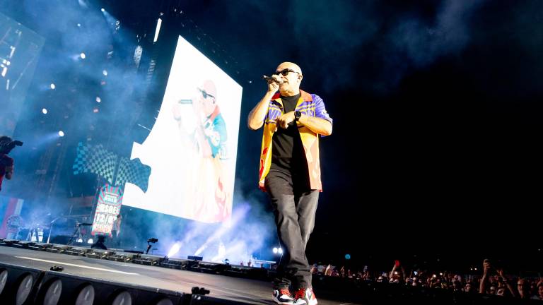 Il concerto evento di Imola. Max Pezzali fa cantare agli 85mila fan una sua hit: «Vi ascolto, un concerto con così tanta gente non mi ricapita più» Il concerto evento di Imola. Max Pezzali fa cantare agli 85mila fan una sua hit: «Vi ascolto, un concerto con così tanta gente non mi ricapita più»
