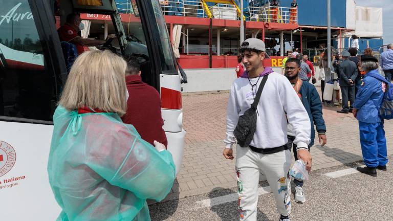 Spunta un cartello di benvenuto per i migranti: la Sea Eye è sbarcata a Ravenna. Il sindaco: “Il sistema dell’accoglienza non funziona” - Gallery Spunta un cartello di benvenuto per i migranti: la Sea Eye è sbarcata a Ravenna. Il sindaco: “Il sistema dell’accoglienza non funziona” - Gallery