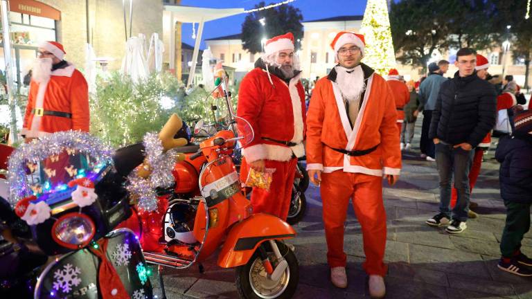 A Cesena i Babbi Natale sfrecciano in Vespa e portano doni ai bambini VIDEO e FOTOGALLERY A Cesena i Babbi Natale sfrecciano in Vespa e portano doni ai bambini VIDEO e FOTOGALLERY