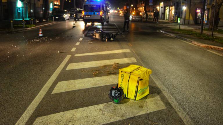 Il carico perso dal rider dopo lo scontro con l’auto (foto Massimo Fiorentini) Il carico perso dal rider dopo lo scontro con l’auto (foto Massimo Fiorentini)