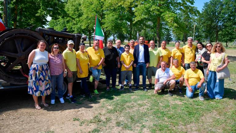 I volontari del gruppo “Chi burdel di tratur” col sindaco e con rappresentanti della scuola di Gattolino I volontari del gruppo “Chi burdel di tratur” col sindaco e con rappresentanti della scuola di Gattolino