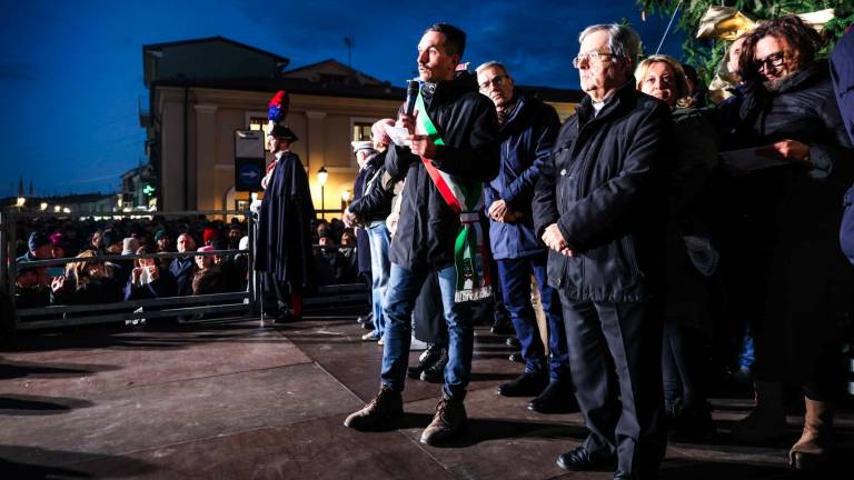 Cesenatico, diverse migliaia di persone per lo spettacolo e l’accensione delle luci del presepe della marineria - Gallery Cesenatico, diverse migliaia di persone per lo spettacolo e l’accensione delle luci del presepe della marineria - Gallery