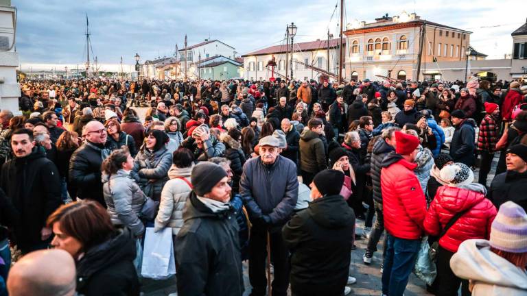 Cesenatico, diverse migliaia di persone per lo spettacolo e l’accensione delle luci del presepe della marineria - Gallery Cesenatico, diverse migliaia di persone per lo spettacolo e l’accensione delle luci del presepe della marineria - Gallery