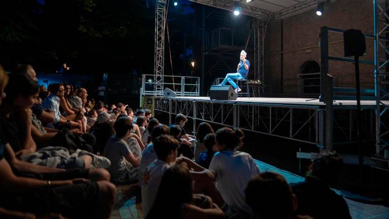 L’incontro con il fisico divulgatore Schettini nel cortile di Palazzo Saffi L’incontro con il fisico divulgatore Schettini nel cortile di Palazzo Saffi