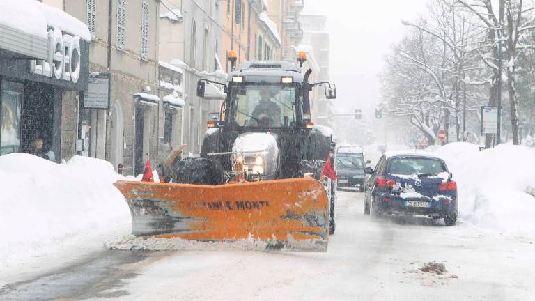 Uno spazzaneve all’opera in centro Uno spazzaneve all’opera in centro