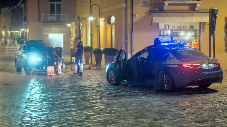 La polizia in piazzetta Gandhi, poco dopo il fermo del giovane aggressore (foto Fiorentini) La polizia in piazzetta Gandhi, poco dopo il fermo del giovane aggressore (foto Fiorentini)