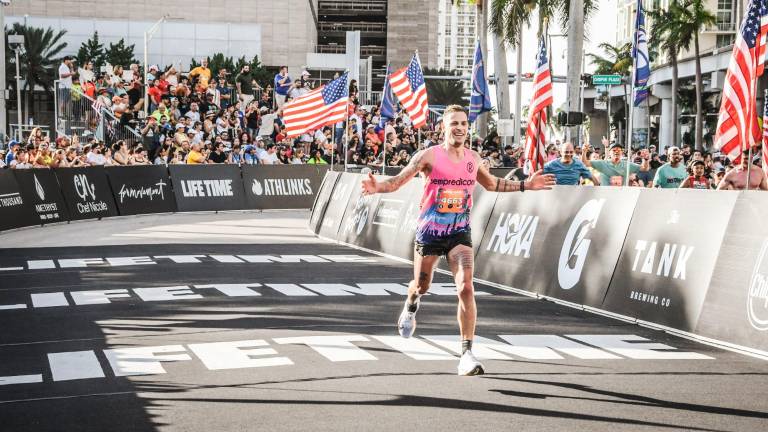 Atletica. Il predappiese Lorenzo Lotti vince la maratona a Miami Atletica. Il predappiese Lorenzo Lotti vince la maratona a Miami