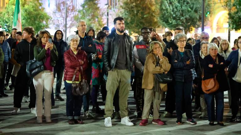Cesena, in 250 in piazza per fare quadrato contro razzismo e fascismo dopo l’aggressione in centro Cesena, in 250 in piazza per fare quadrato contro razzismo e fascismo dopo l’aggressione in centro