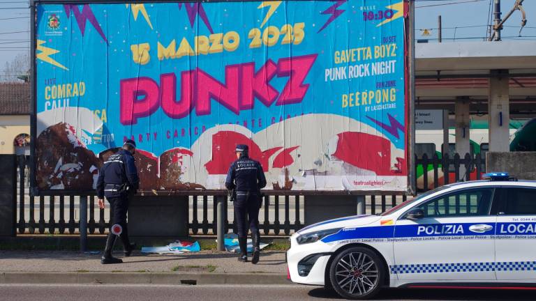 Ravenna, manifesti strappati da anziano. Il figlio: “Chiediamo scusa, soffre di demenza senile” Ravenna, manifesti strappati da anziano. Il figlio: “Chiediamo scusa, soffre di demenza senile”