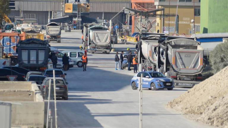 Incidente sul lavoro mortale al porto di Ravenna, investito un camionista Incidente sul lavoro mortale al porto di Ravenna, investito un camionista