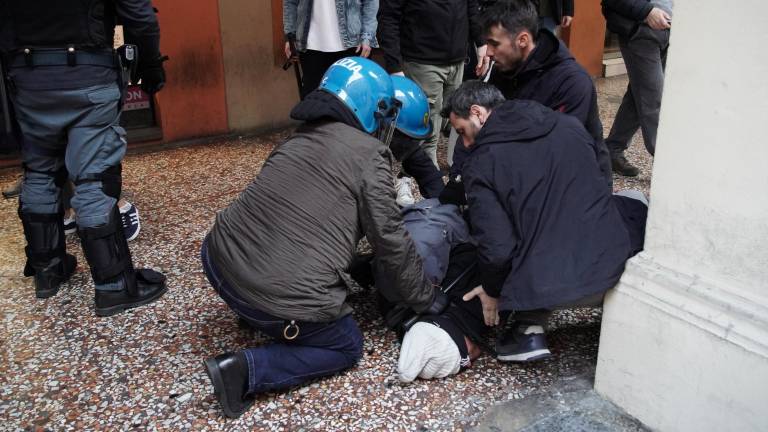 Università. Scontri a Bologna tra collettivi e polizia all’inaugurazione dell’anno accademico VIDEO GALLERY Università. Scontri a Bologna tra collettivi e polizia all’inaugurazione dell’anno accademico VIDEO GALLERY