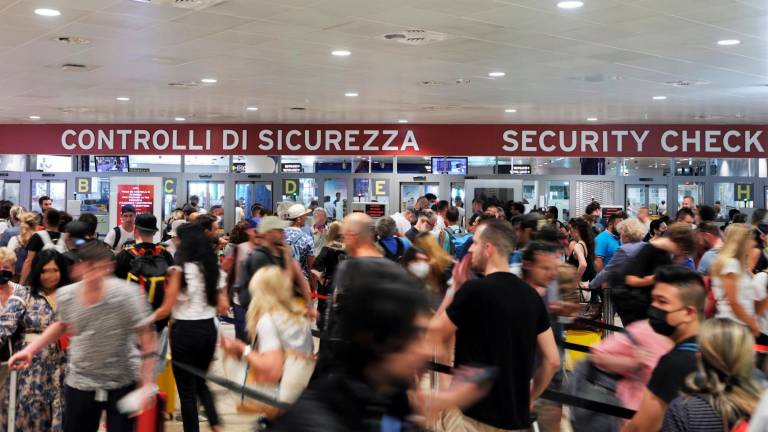 Bologna. Aeroporto chiuso per un falso allarme sicurezza: il nuovo macchinario scambia un oggetto innocuo per una pistola Bologna. Aeroporto chiuso per un falso allarme sicurezza: il nuovo macchinario scambia un oggetto innocuo per una pistola