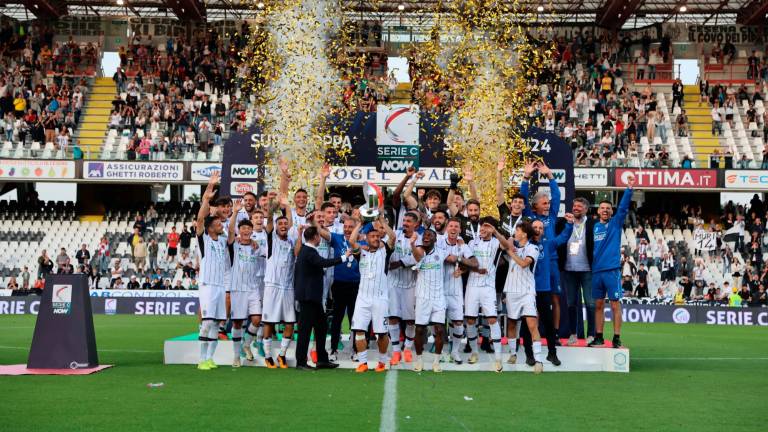Il Cesena con la Supercoppa di Serie C conquistata il 19 maggio al Dino Manuzzi (foto Gianmaria Zanotti) Il Cesena con la Supercoppa di Serie C conquistata il 19 maggio al Dino Manuzzi (foto Gianmaria Zanotti)