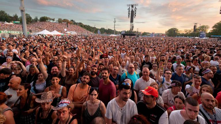 Il concerto evento di Imola. Max Pezzali fa cantare agli 85mila fan una sua hit: «Vi ascolto, un concerto con così tanta gente non mi ricapita più» Il concerto evento di Imola. Max Pezzali fa cantare agli 85mila fan una sua hit: «Vi ascolto, un concerto con così tanta gente non mi ricapita più»