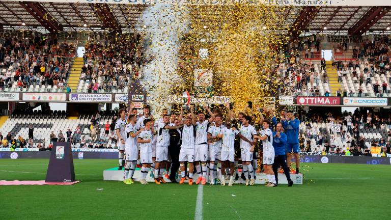 Il Cesena alza la Supercoppa (Zanotti) Il Cesena alza la Supercoppa (Zanotti)