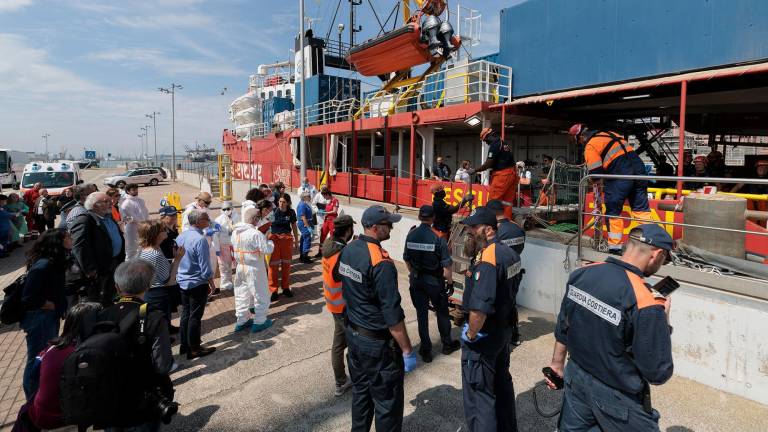 Spunta un cartello di benvenuto per i migranti: la Sea Eye è sbarcata a Ravenna. Il sindaco: “Il sistema dell’accoglienza non funziona” - Gallery Spunta un cartello di benvenuto per i migranti: la Sea Eye è sbarcata a Ravenna. Il sindaco: “Il sistema dell’accoglienza non funziona” - Gallery
