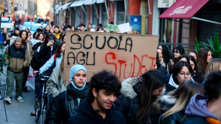 Imola, gli studenti in piazza: “Ci servono più aule, non più bombe” VIDEO GALLERY Imola, gli studenti in piazza: “Ci servono più aule, non più bombe” VIDEO GALLERY