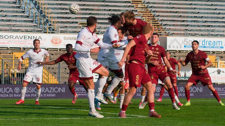 Il colpo di testa di Matteo Solini che ha baciato la traversa (Fiorentini) Il colpo di testa di Matteo Solini che ha baciato la traversa (Fiorentini)